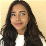 Estudiante de bachillerato da a clases a niños pequeños